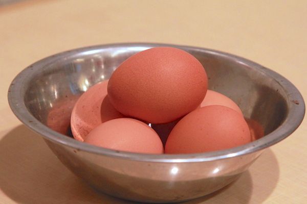 テーブルの上に置いてある卵の画像