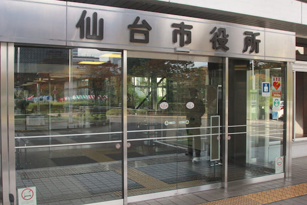 仙台市役所の正面玄関