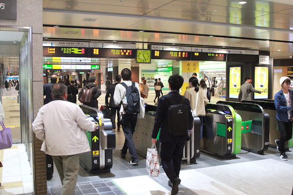 仙台駅の改札を通過する人の画像