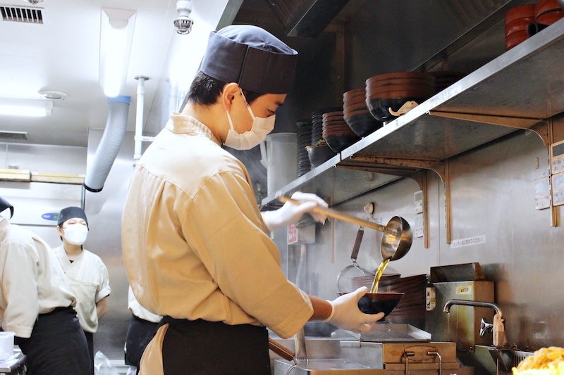 そばの神田の厨房で調理をする男性店長